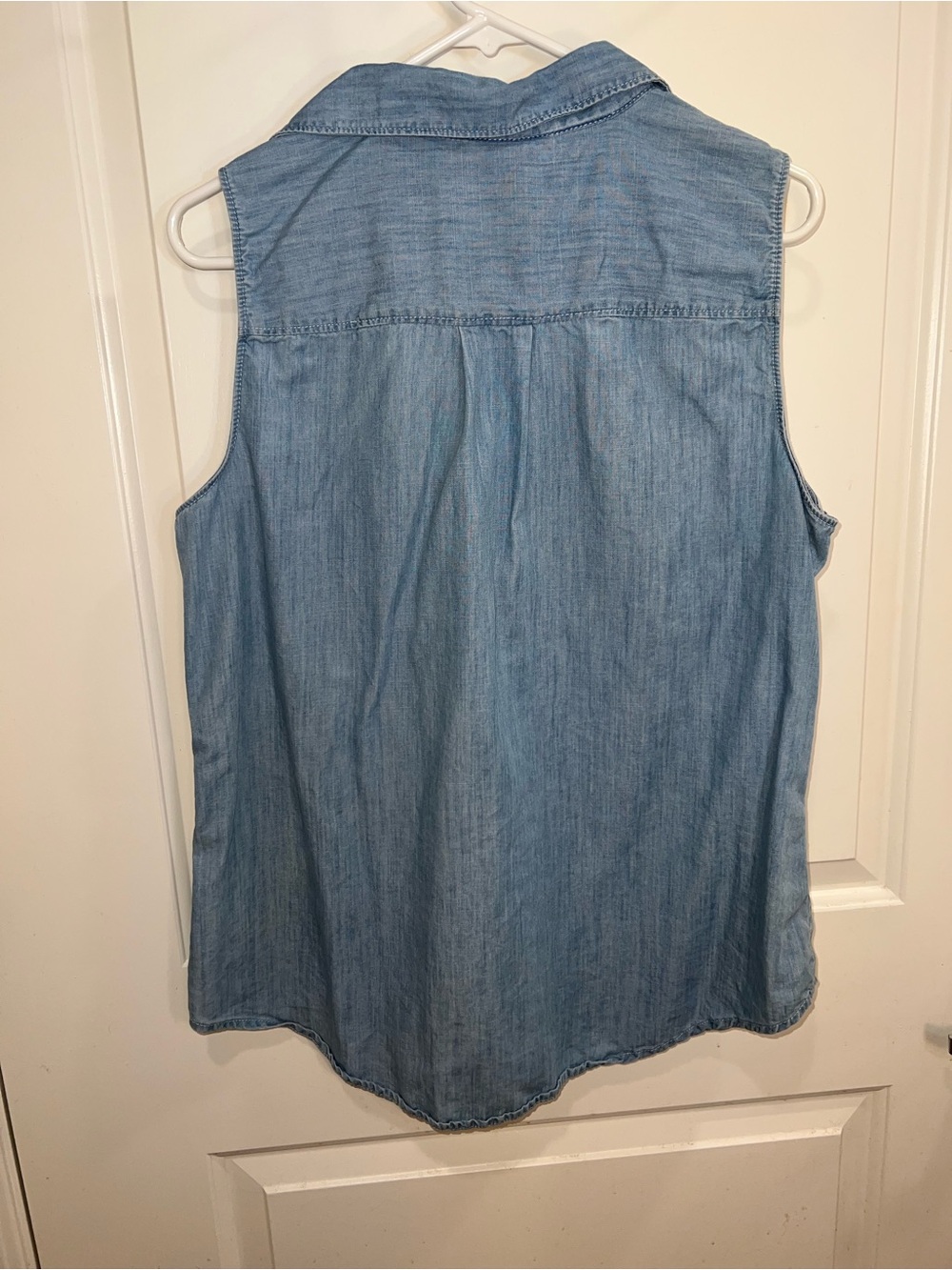 St John’s Bay Sleeveless Light Wash Chambray Button-Up Shirt XL - Picture 2 of 9